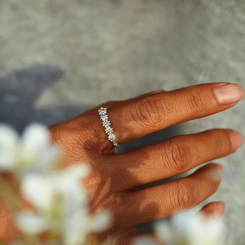 Verstellbarer Ring aus Silber mit handbemalter Emaille-Margerite