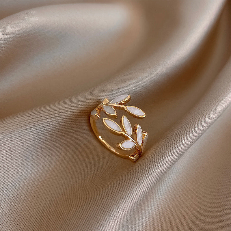 Rein – Verstellbarer Ring mit weißem Opalblatt