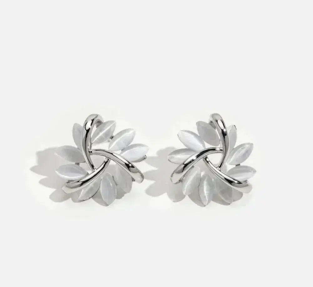 Elegante und exquisite Ohrstecker mit Opalblütenblättern in Goldene