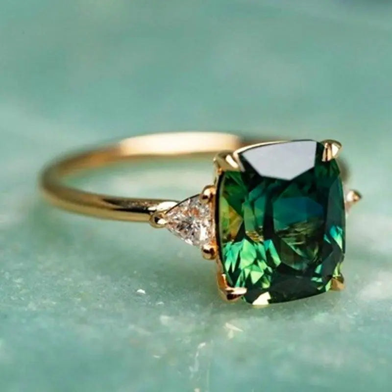 Eleganter quadratischer Smaragdring