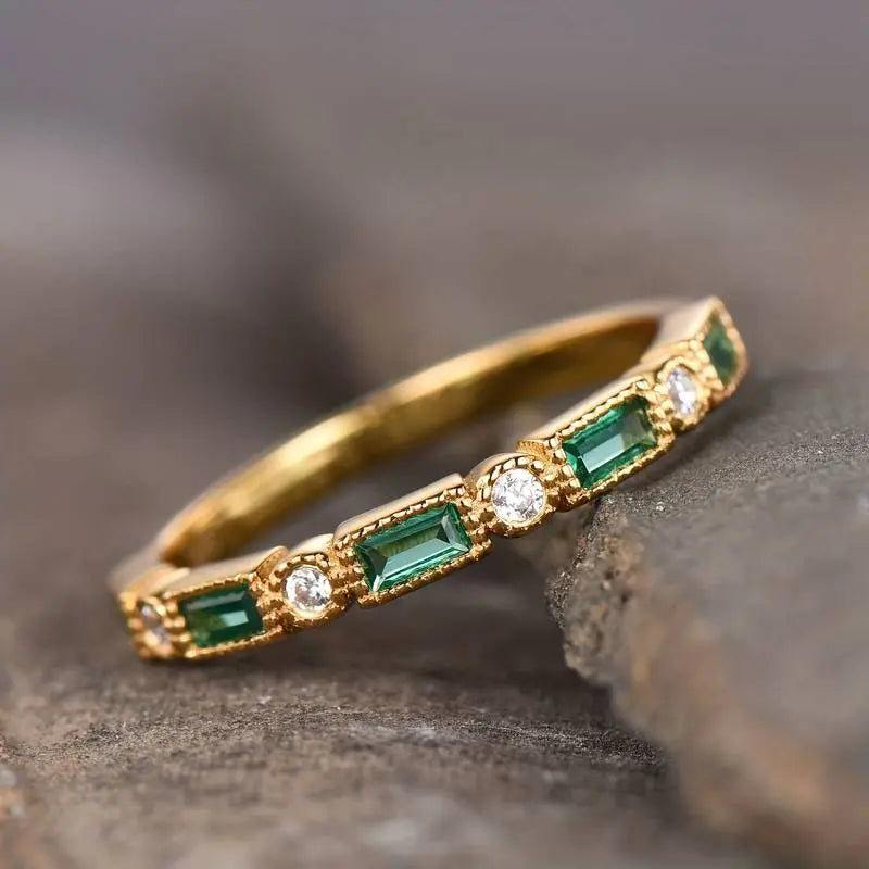 Retro Goldene ring mit grünem Zirkonia