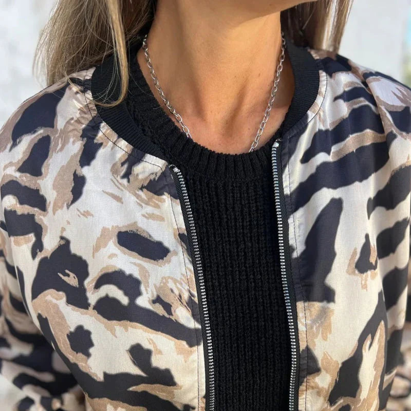 Maríssa Maria  Bomberjacke mit Zebra Drucken und Reißverschluss